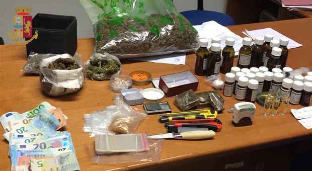 Droga, laboratorio a Fregene: un 25 enne aveva in casa hashish e materiale per il confezionamento