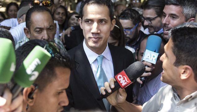 Crisi Venezuela, Juan Guaidò attacca Di Battista: “E’ un ignorante”