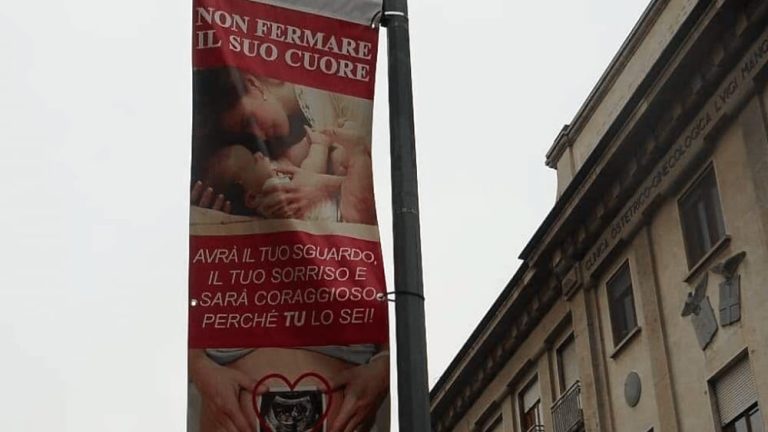Milano, polemiche dopo l’oscuramento del manifesto alla clinica Mangiagalli