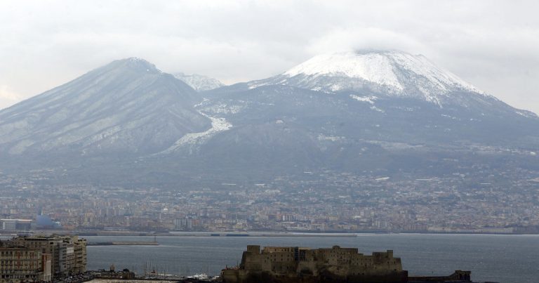 Napoli, temperatura in forte calo e neve sul Vesuvio
