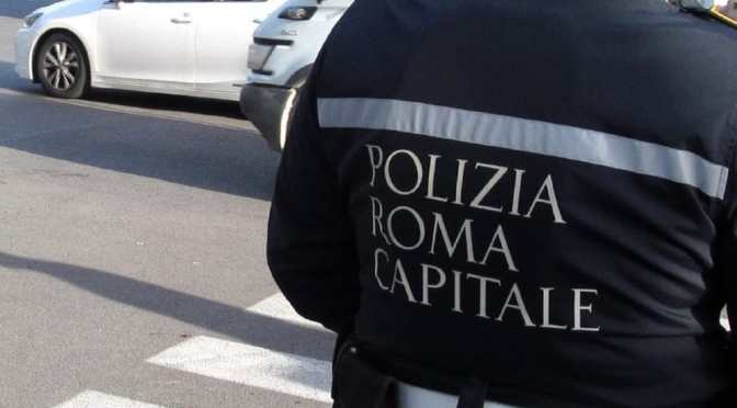 Deposito di merci usate scoperto dalla Polizia di Roma Capitale in via del Tintoretto