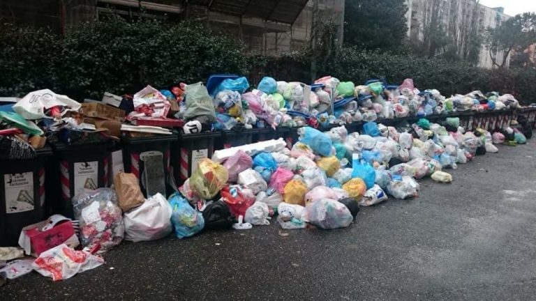 Rifiuti: per il fallimento a Roma salta, dopo quella dell’assessore all’Ambiente, anche la testa del Presidente di Ama