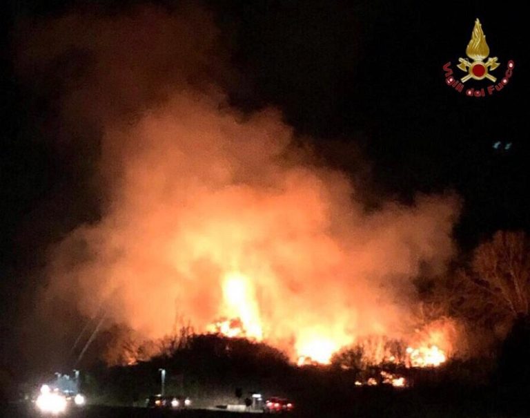 Santa Maria a Monte (Pisa), fiamme in un bosco: al lavoro i vigili del fuoco di Castelfranco