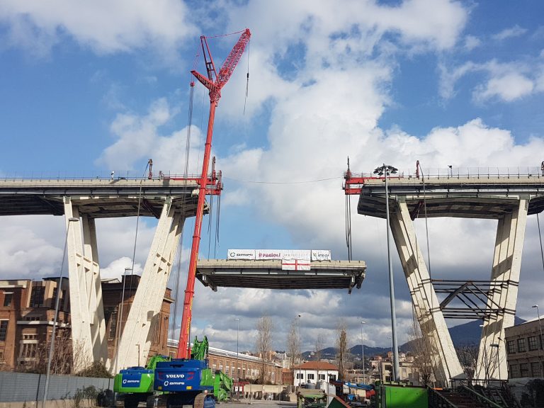 Genova, rimosso il primo troncone dei resti del Ponte Morandi