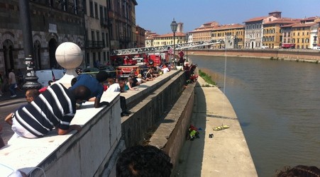 Pisa, rinvenuto il cadavere di un uomo lungo la riva dell’Arno