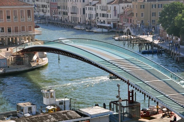 Venezia, effusioni eccessive: denunciata una coppia mentre faceva sesso sotto il ponte della Costituzione
