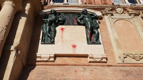 Bologna, imbrattato di vernice il monumento “L’amor Patrio e il Valore Militare”