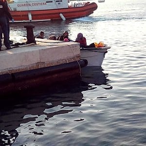 Lampedusa, sbarcati 23 migranti di cui sette donne e tre bambini