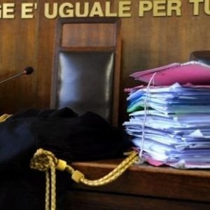 Bologna, la Corte d’appello dimezza la pena per un omicidio: “Agì per una tempesta emotiva”