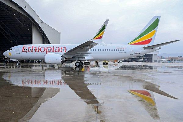 Disastro aereo in Etiopia, la Boeing aggiornerà il software dei 737 Max. Australia e Corea del Sud sospendo i voli dell’aeromobile