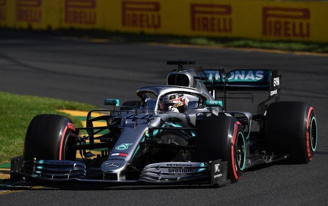 Sport, torna il campionato di Formula 1: Hamilton in pole position. La Ferrari parte in seconda fila