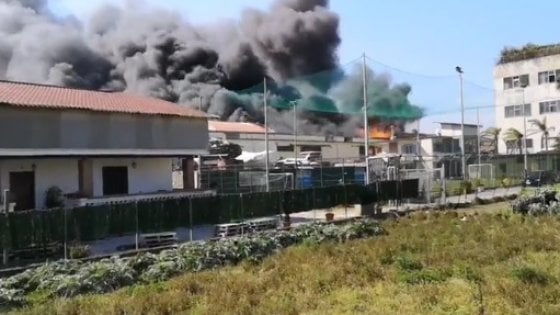 Castellammare di Stabia (Napoli), incendio in un deposito di cosmetici