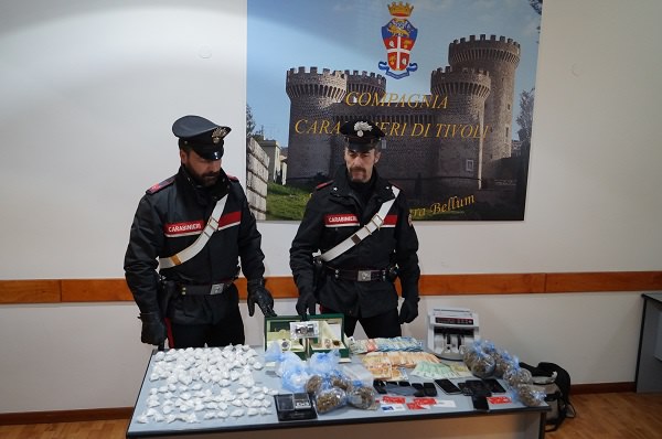 Guidonia, trovati con 1,8 kg di droga in casa: arrestati due pusher