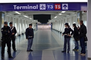 Fiumicino, ‘shopping’ illegale al centro commerciale: due arresti