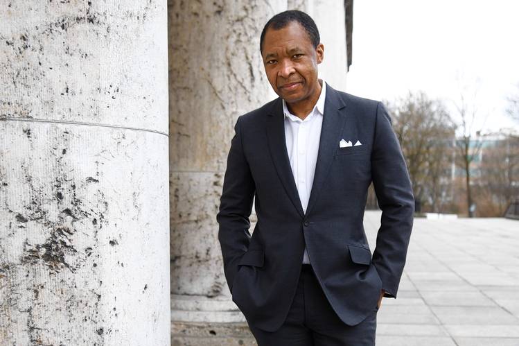 E’ morto Okwui Enwezor, il primo nigeriano a curare l’arte africana alla Biennale di Venezia