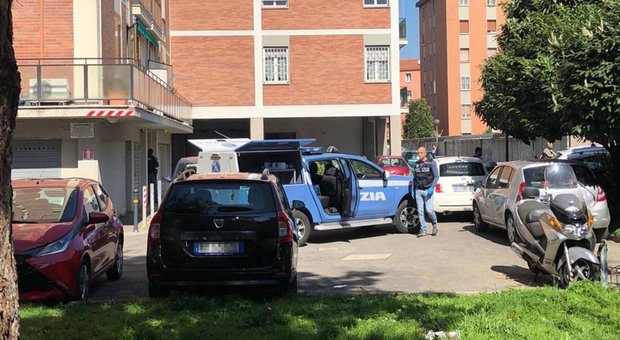Tragedia nella periferia di Bologna, due adolescenti muoiono dopo essere caduti dall’ottavo piano: il padre è stato portato in Questura per essere interrogato