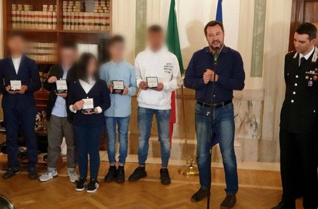 Salvini riceve i “bambini eroi” e puntualizza: “Mi sono convinto da solo nel dare la cittadinanza a Ramy”