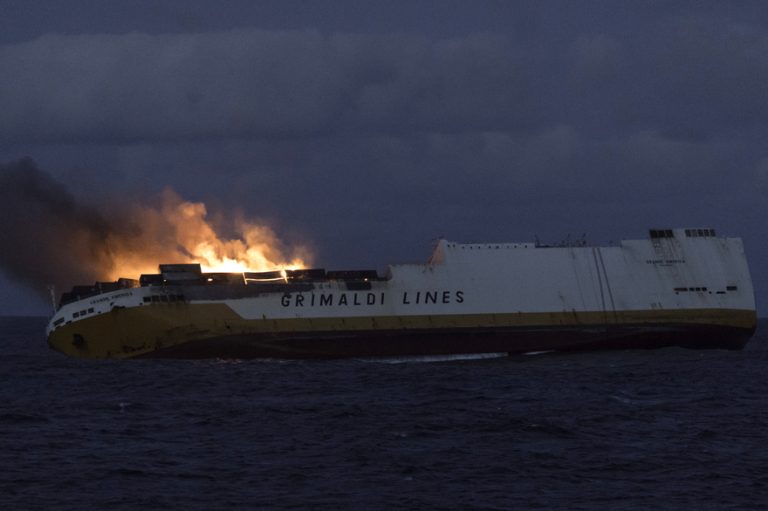 Francia, il cargo Grande America è affondato divorato dalle fiamme