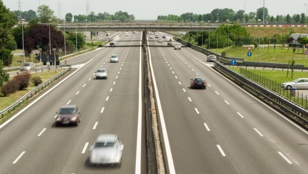 Bologna, 85enne percorre quasi otto chilometri contromano in autostrada: fermato dalla Polizia Stradale