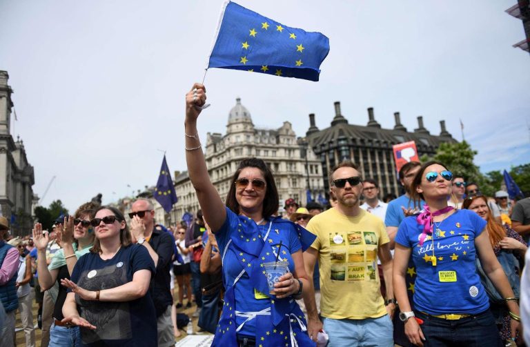 Oltre un milione di persone in piazza a Londra per restare nell’Ue. Record di firme (4,3mln) per chiedere un nuovo referendum