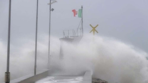 Termoli (Campobasso), bloccati per il maltempo i collegamenti marittimi con le Tremiti