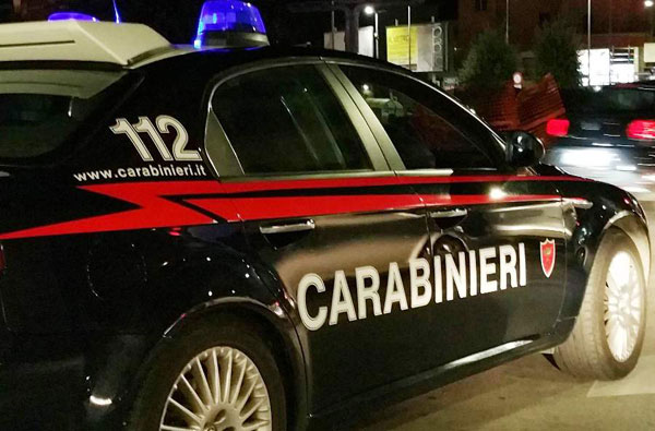 Cirò (Crotone), trovato un il corpo senza vita di un neonato in un giardino: indagano i carabinieri