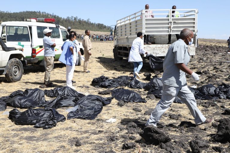 Disastro aereo in Etiopia: un dramma durato sei interminabili minuti. L’agenzia europea non blocca i voli dei B-737. Si piange in 33 Paesi del mondo di cui anche l’Italia