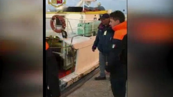 Fiumicino, pesca in area protetta: peschereccio bloccato dalla Squadra Nautica della Polizia di Stato