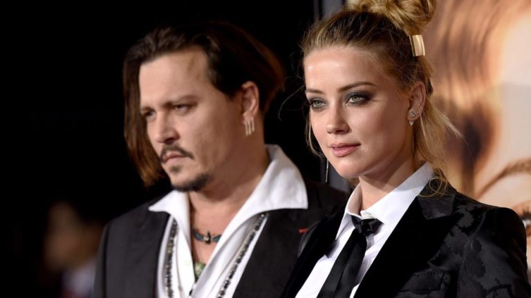 Hollywood, Johnny Depp denuncia per diffamazione l’ex moglier Amber Hear: chiede 50 milioni di dollari di risarcimento