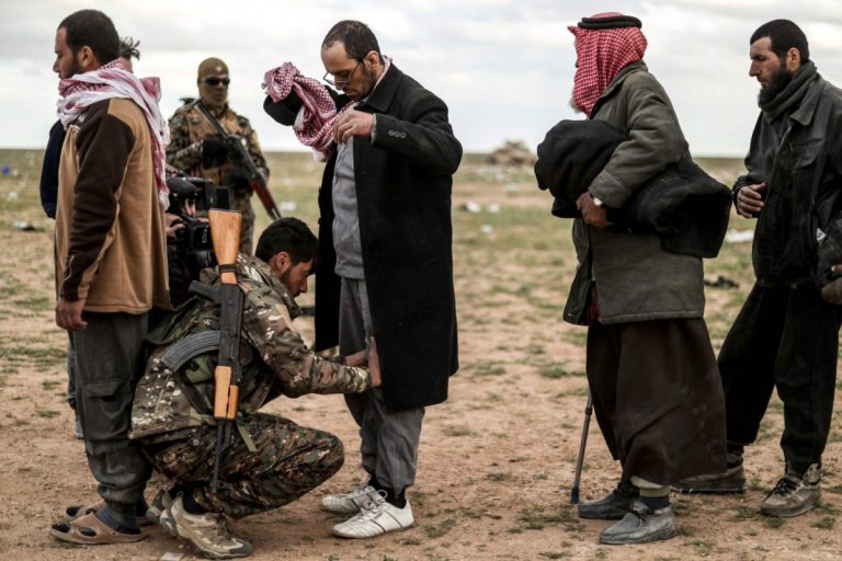 Siria, proseguono i combattimenti tra i curdi e i miliziani dell’Isis nella pianura di Baghouz