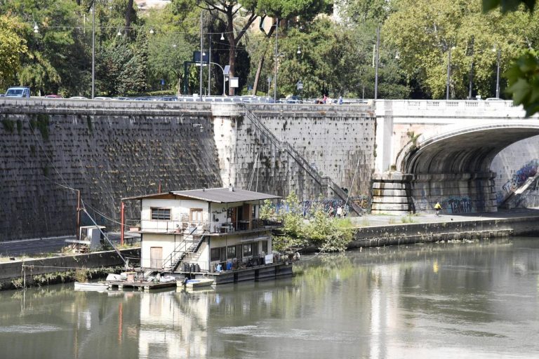 Roma, chiusi due barconi-ristorante sul Tevere per carenze igieniche