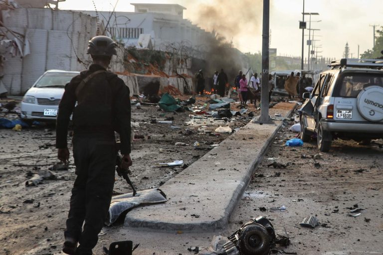 Mogadiscio, esplodono due autobomba: decine le vittime
