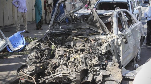Mogadiscio: esplode autobomba davanti ad un ristorante: 11 morti e 16 feriti