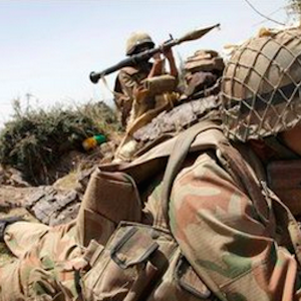 Afghanistan, violenti scontri armati tra soldati e i talebani