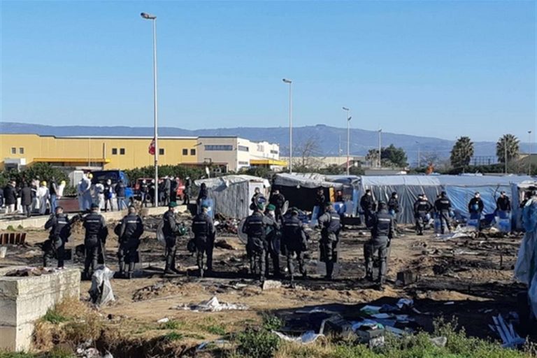 Reggio Calabria, al via le operazioni di sgombero della baraccopoli di San Ferdinando