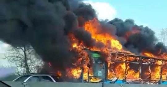 San Donato (Milano), momenti di terrore per un senegalese che sequestra e poi incendia un bus pieno di bambini