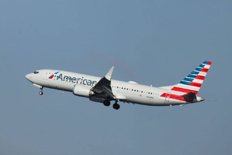 Florida, atterraggio di emergenza di un Boeing 737 Max 8 a Orlando