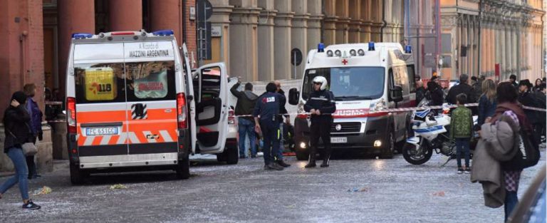 Bologna, bimbo morto dopo essere caduto da un carro: tre persone indagate tra cui la madre