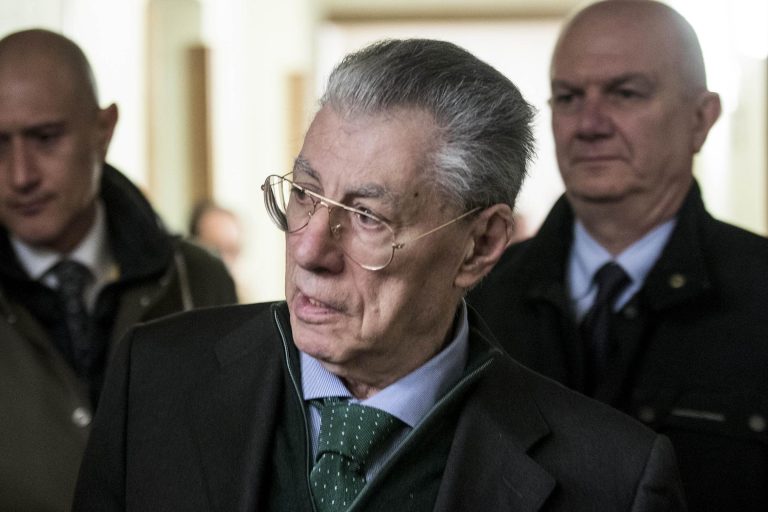 Varese, Umberto Bossi è stato dimesso dall’ospedale: ora si trova in una struttura per la riabilitazione in Svizzera