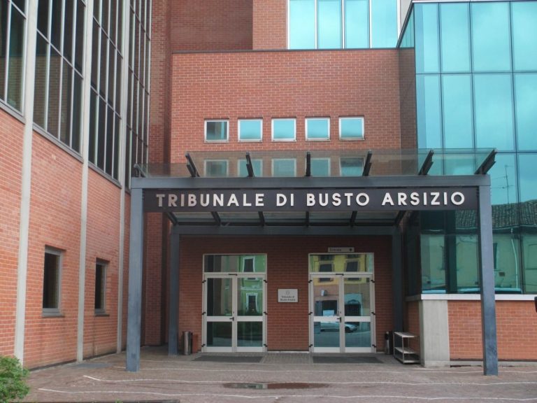 Busto Arsizio (Milano), umiliava e picchiava l’ex marito: a giudizio la ‘moglie aguzzina’