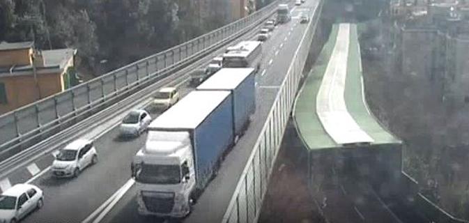 Chiusa l’autostrada A7 Genova-Milano vicino il casello di Bolzaneto: fiamme in un tir che trasporta bombole di idrogeno