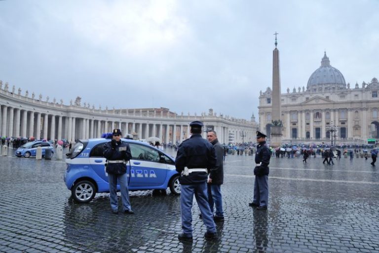Roma, San Pietro: controlli straordinari della Polizia per contrastare l’abusivismo commerciale e il degrado urbano