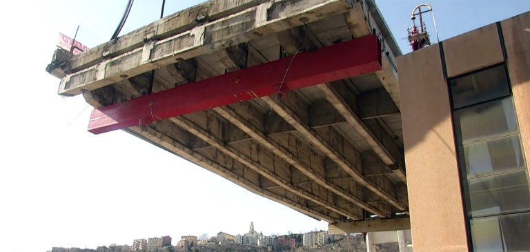 Genova, al via i lavori per la discesa della quinta parte del moncone ovest del ponte Morandi