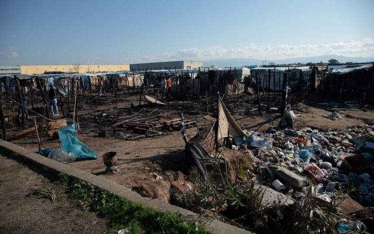 San Ferdinando (Reggio Calabria), ennesimo incendio nella tendopoli: muore un migrante