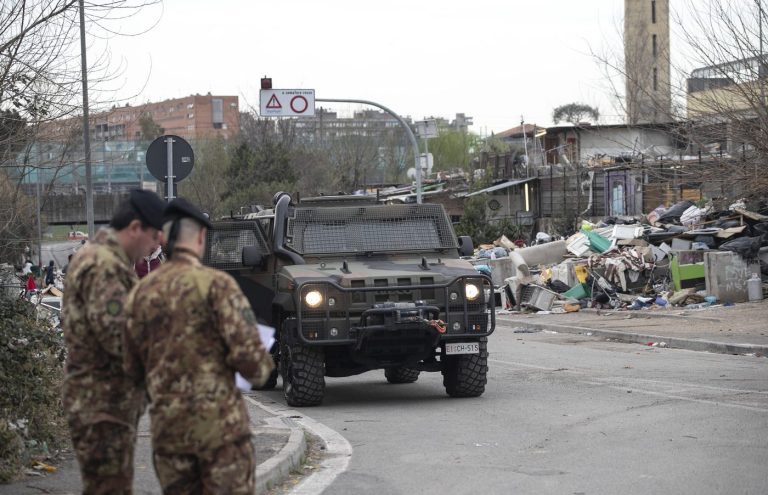 Campi rom e roghi tossici nella Capitale, dispiegati i militari