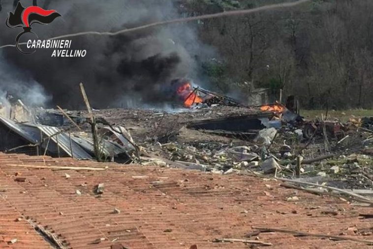 Avellino, esplosione in una deposito di fuochi di artificio: struttura completamente distrutta