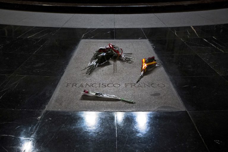 Spagna, i resti di Francisco Franco saranno trasferiti in un cimitero di Madrid il prossimo 10 luglio