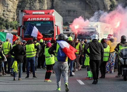Parigi, il 18° atto di protesta dei Gilet gialli si apre con forti tensioni in piazza
