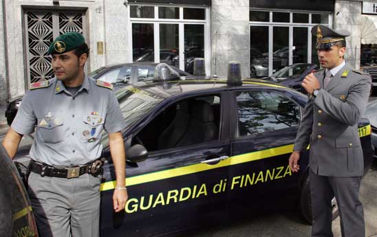 Locri (Reggio Calabria), la Finanza scopre un’evasione fiscale per dieci milioni di euro di due società che operavano nel settore del cuoio