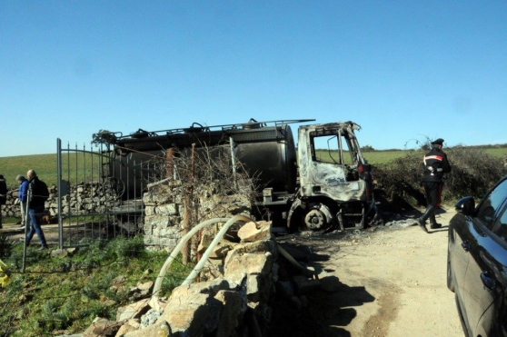 Torralba (Sassari), banditi assaltano e incendiato un camion con il latte